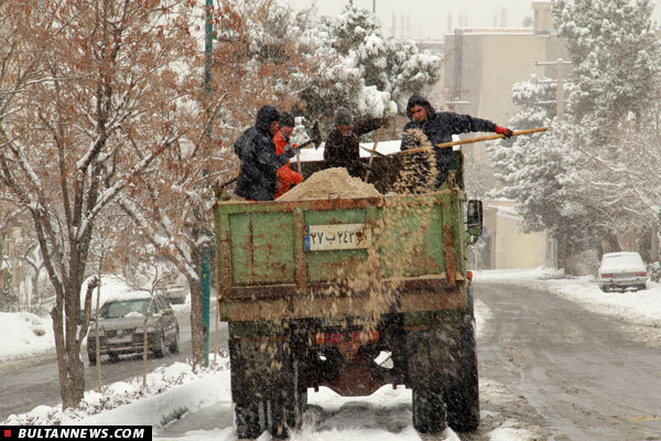 شهرداری مناطق مختلف تپه های نمک را از معابر جمع آوری کنند!