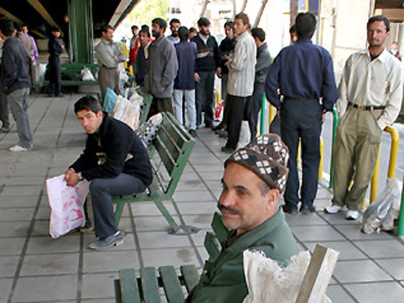 ربیعی: 4.5 میلیون درخواست شغلی در راه است / کارشناسان: بیکاری حداقل 5 میلیون نفر است