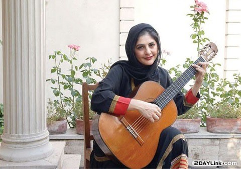 تنها زن ایرانی دارای phd در اجرای گیتار
