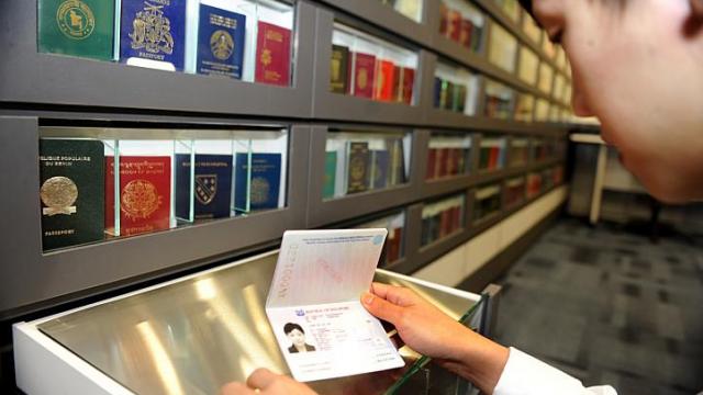 عزت برای گذرنامه ایرانی یا آمریکایی؟