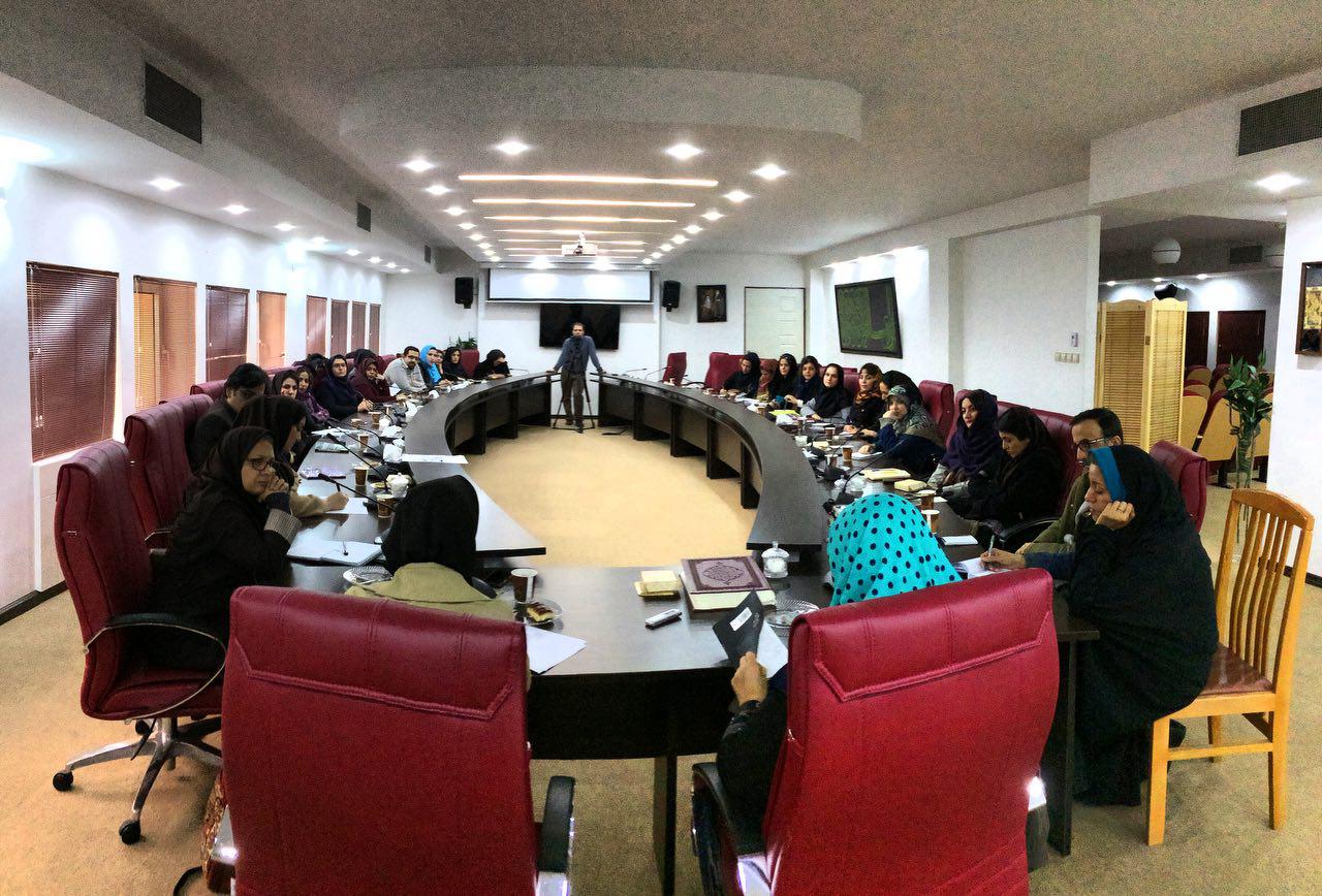 نشست نقد و بررسی کتاب رمان «پاییز فصل آخر است» در سالن کنفرانس انتشارات علمی و فرهنگی نشست نقد و بررسی کتاب رمان «پاییز فصل آخر است» در سالن کنفرانس انتشارات علمی و فرهنگی