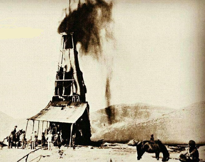 تصویر فوران اولین چاه نفت در ایران در سال 1287