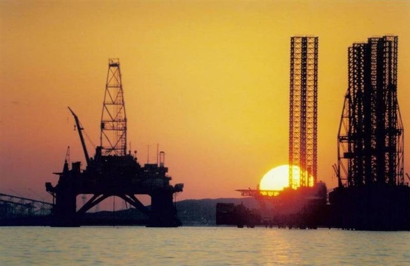 عقب نشینی رقیب اوپک از بازار نفت/ بازنگری غول های نفتی آمریکا در طرح های نفت شیل