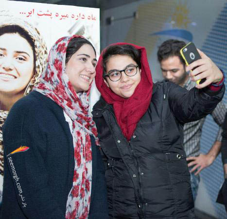 چهره متفاوت یکتا ناصر با عینک و خنده های باران کوثری با مردم! عکس