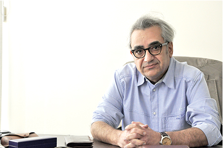 فرزاد موتمن: مرفه بی درد نیستم