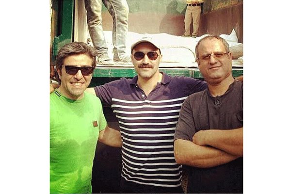 تیم نگارش سریال پایتخت در یک قاب + عکس