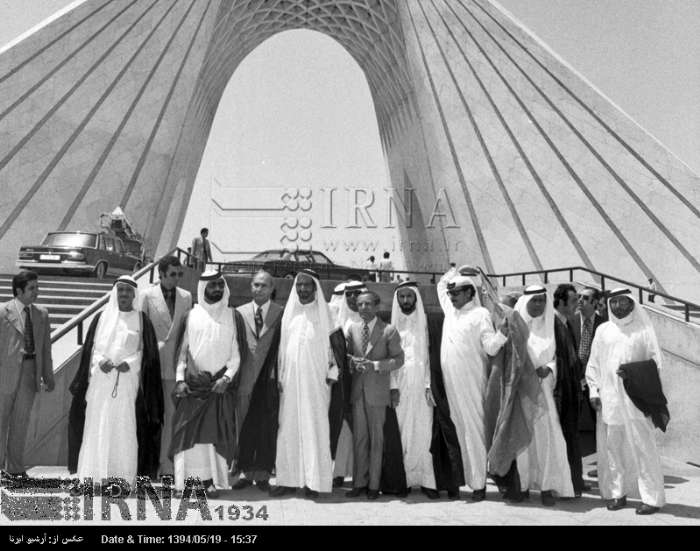 عکس یادگاری حاکم دبی در میدان آزادی