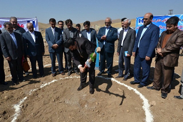 مدیر عامل بانک صادرات ایران بر تداوم نهضت مدرسه سازی تاکید کرد