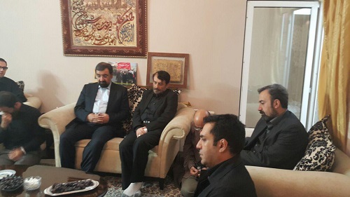 حضور سرلشکر محسن رضایی در مقابل منزل شهید سردار همدانی