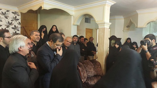 حضور سرلشکر محسن رضایی در مقابل منزل شهید سردار همدانی