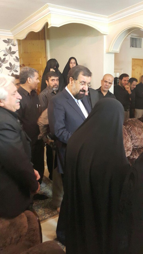 حضور سرلشکر محسن رضایی در مقابل منزل شهید سردار همدانی
