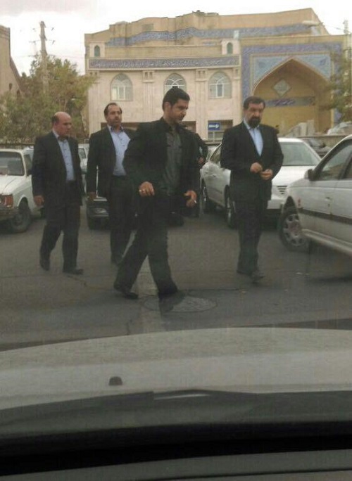 حضور سرلشکر محسن رضایی در مقابل منزل شهید سردار همدانی
