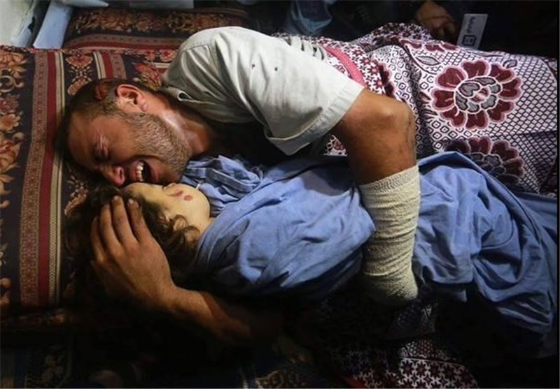 وداع پدر فلسطینی با دختر دوساله شهیدش + تصویر وداع پدر فلسطینی با دختر دوساله شهیدش + تصویر