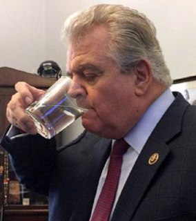 چرا نماینده کنگره آمریکا ته مانده لیوان آب پاپ را نوشید؟ +تصاویر