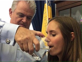 چرا نماینده کنگره آمریکا ته مانده لیوان آب پاپ را نوشید؟ +تصاویر