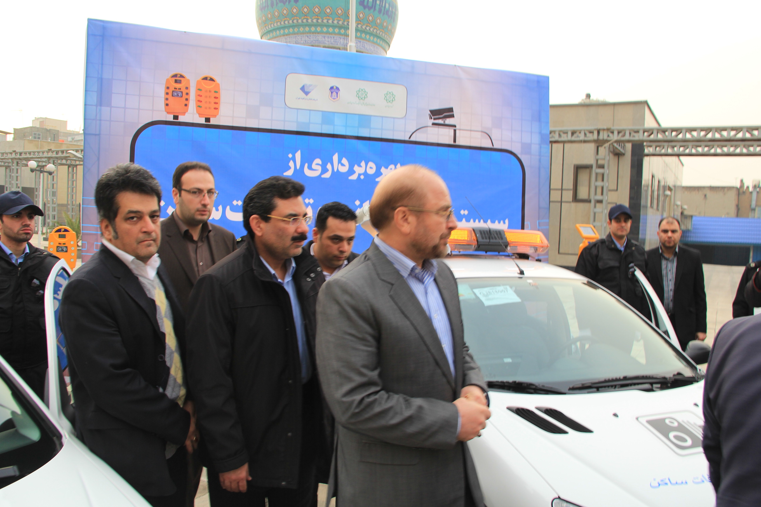 قالیباف خودرو کنترل پارک حاشیهای را تحویل پلیس داد قالیباف خودرو کنترل پارک حاشیهای را تحویل پلیس داد
