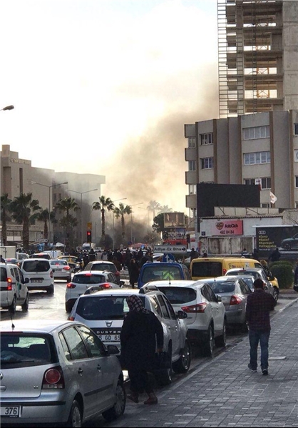 انفجار خودروی بمب‌گذاری‌شده در ازمیر ترکیه / مرگ 2 تروریست در درگیری با پلیس / استاندار ازمیر: پ.ک.ک مسئول است