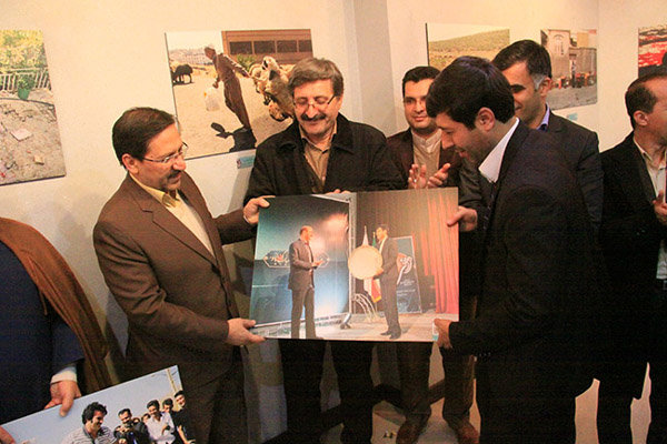 اظهار محبت مسوولین فرهنگی و سیاسی کردستان از دیدن عکس وزیر کشور در یک قاب عکس اظهار محبت مسوولین فرهنگی و سیاسی کردستان از دیدن عکس وزیر کشور در یک قاب عکس