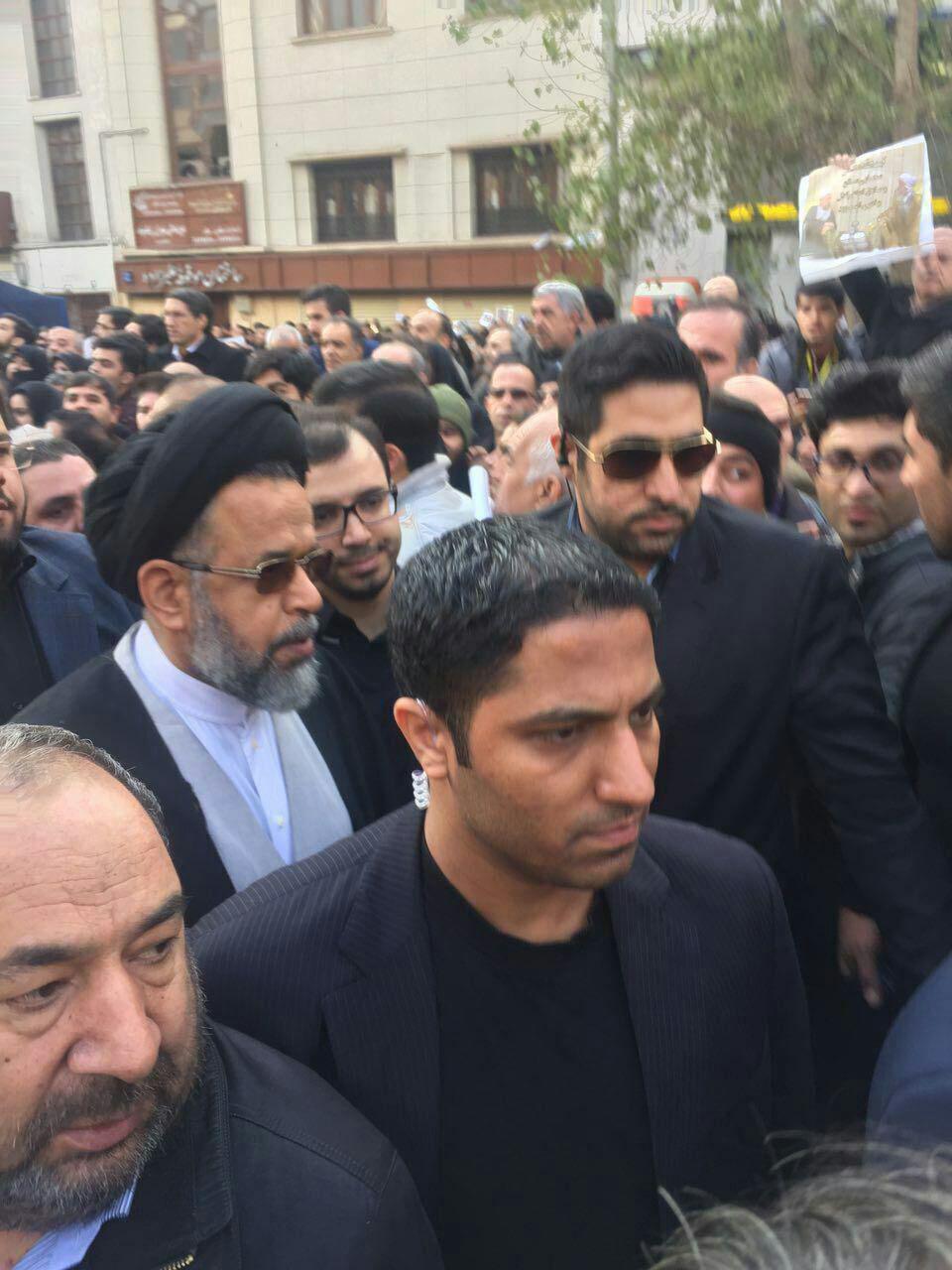 مقام معظم رهبری بر پیکر آیت الله هاشمی رفسنجانی نماز می خوانند مقام معظم رهبری بر پیکر آیت الله هاشمی رفسنجانی نماز می خوانند