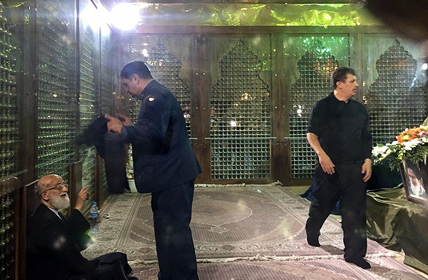 اقامه نماز توسط رهبر انقلاب بر پیکر آیتالله هاشمی/ آیتالله هاشمی رفسنجانی» در خانه ابدی آرام گرفت اقامه نماز توسط رهبر انقلاب بر پیکر آیتالله هاشمی/ آیتالله هاشمی رفسنجانی» در خانه ابدی آرام گرفت