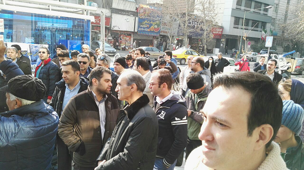 تجمع سهامداران کنتورسازی ایران مقابل سازمان بورس