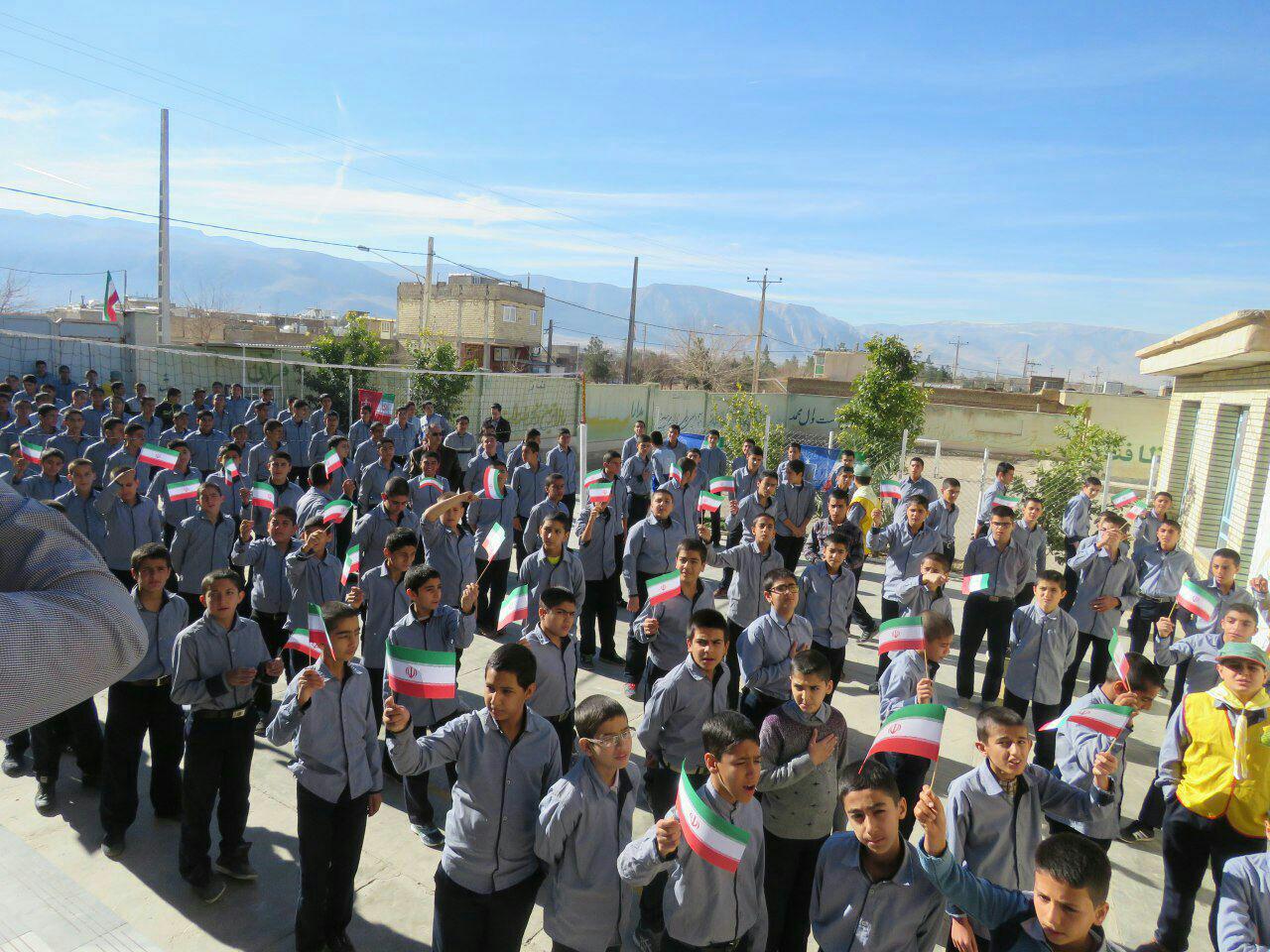 زنگ گلبانگ انقلاب در مدارس شهرستان زرقان به صدا درآمد