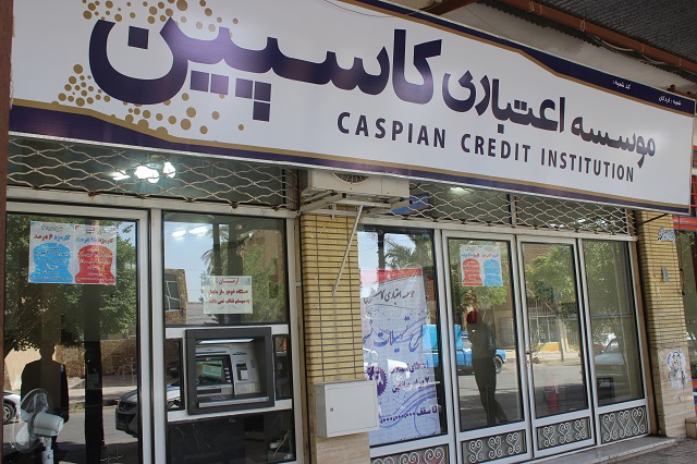 دومينوي ورشكستگي در كمين موسسات مالي و اعتباري / بانك مركزي جلوي تبديل ريال به تومان را نمي گيرد