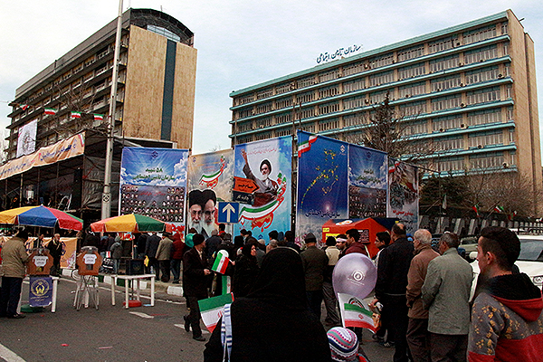 مدیران و کارکنان سازمان تأمین اجتماعی همپای اقشار مختلف مردم در راهپیمایی ٢٢ بهمن حضور می یابند مدیران و کارکنان سازمان تأمین اجتماعی همپای اقشار مختلف مردم در راهپیمایی ٢٢ بهمن حضور می یابند
