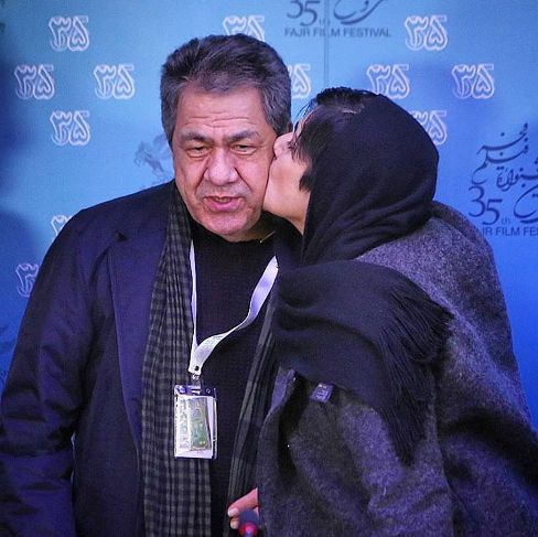وقتی که باران کوثری پدرش را در جشنواره فیلم فجر می بوسد+عکس