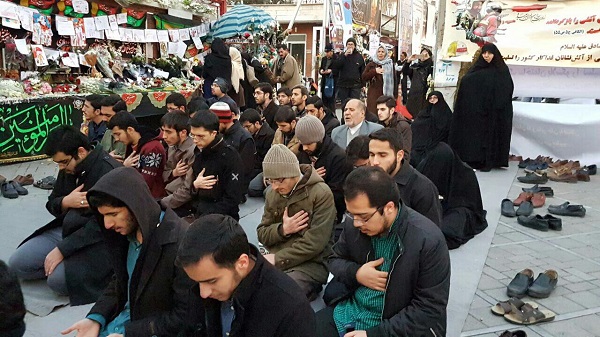 حضورجمعی از دانشجویان دانشگاه امام صادق(ع) ومردم در محل ایستگاه آتش نشانی شماره ٢۵