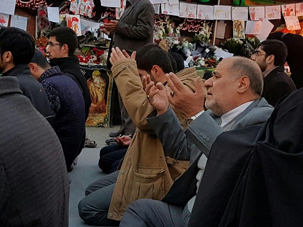 حضورجمعی از دانشجویان دانشگاه امام صادق(ع) ومردم در محل ایستگاه آتش نشانی شماره ٢۵