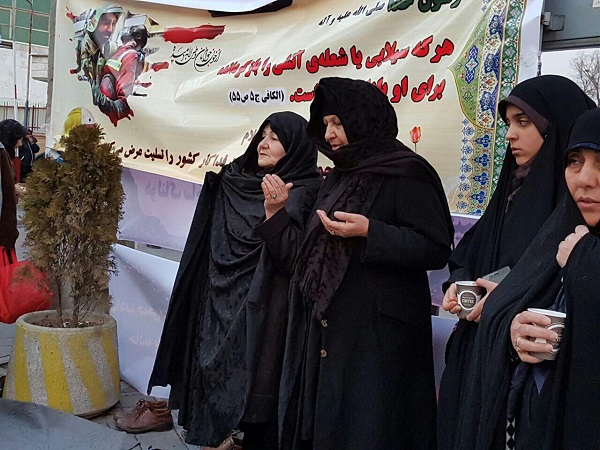 حضورجمعی از دانشجویان دانشگاه امام صادق(ع) ومردم در محل ایستگاه آتش نشانی شماره ٢۵