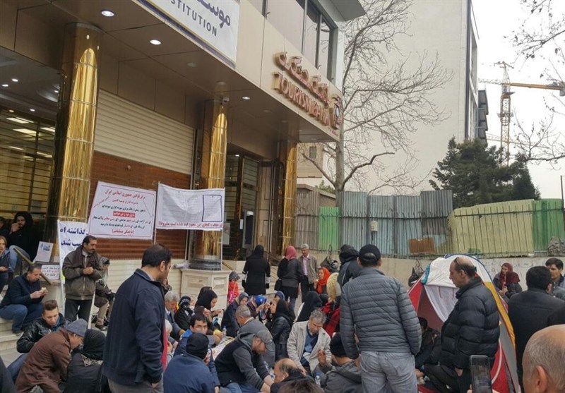سپرده‌گذاران کاسپین در سعادت آباد چادر زدند+عکس