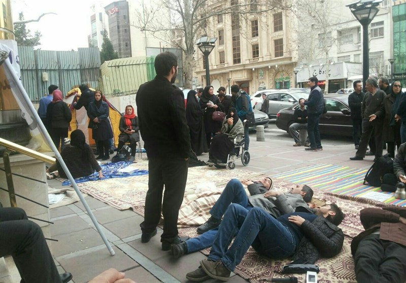 سپرده‌گذاران کاسپین در سعادت آباد چادر زدند+عکس