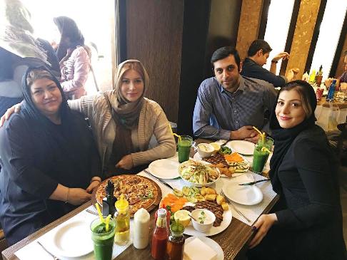 شباهت فریبا نادری در کنار مادر, خواهر و برادرش! عکس