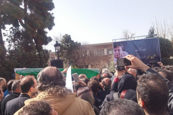 بدرقهی افشین یداللهی به قطعه هنرمندان/«دلمان برایت تنگ میشود» بدرقهی افشین یداللهی به قطعه هنرمندان/«دلمان برایت تنگ میشود»