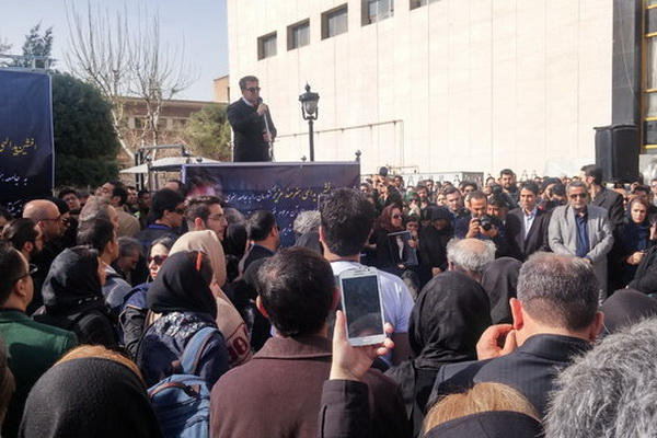بدرقهی افشین یداللهی به قطعه هنرمندان/«دلمان برایت تنگ میشود» بدرقهی افشین یداللهی به قطعه هنرمندان/«دلمان برایت تنگ میشود»