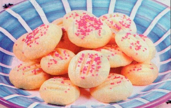 شیرینی پف دار با یک استکان چای شیرینی پف دار با یک استکان چای