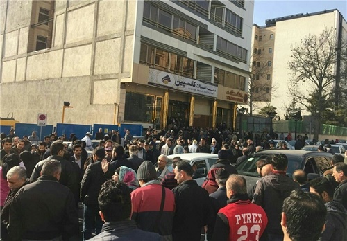 شعار انقلابى سپرده‌گذاران کاسپین عليه رئيس بانك مركزى + فیلم