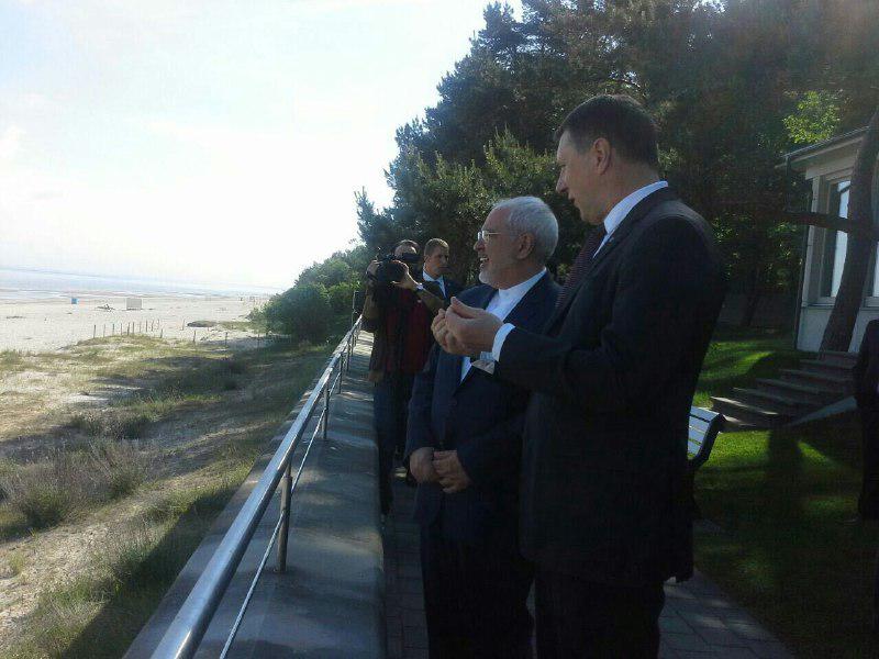 گفتگوی دکتر ظریف و رئیس جمهور لتونی در محوطه باغ ریاست جمهوری
