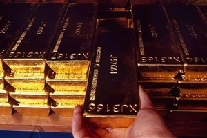 افت کم‌عمق طلا در پی احتیاط فدرال‌رزرو/ هر اونس 1242 دلار