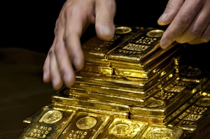 رشد محدود طلا در پی انتشار آمار ضعیف از اقتصاد آمریکا/ هر اونس 1351 دلار