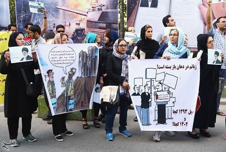 تجمع اعتراضی متقاضیان مسکن مهر مقابل ساختمان وزارت راه