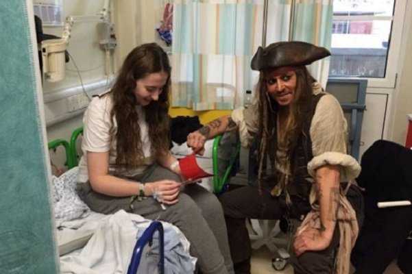 جانی دپ با گریم دزدان دریایی به عیادت کودکان بیمار رفت+عکس