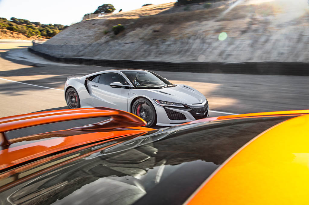 کدام‌یک سریع‌تر است: آکورا NSX جدید یا نیسان GT-R؟