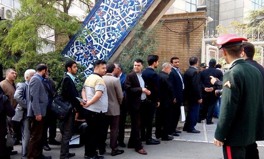 با توجه به صف طویل ثبت نام در انتخابات ریاست جمهوری احتمالاً زمان ثبت نام یک ساعت تمدید می‌شود!