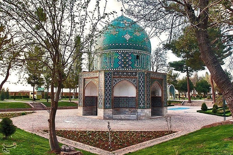 هفت شهر عشق را عطار گشت، ما هنوز اندر خم یک کوچه ایم هفت شهر عشق را عطار گشت، ما هنوز اندر خم یک کوچه ایم