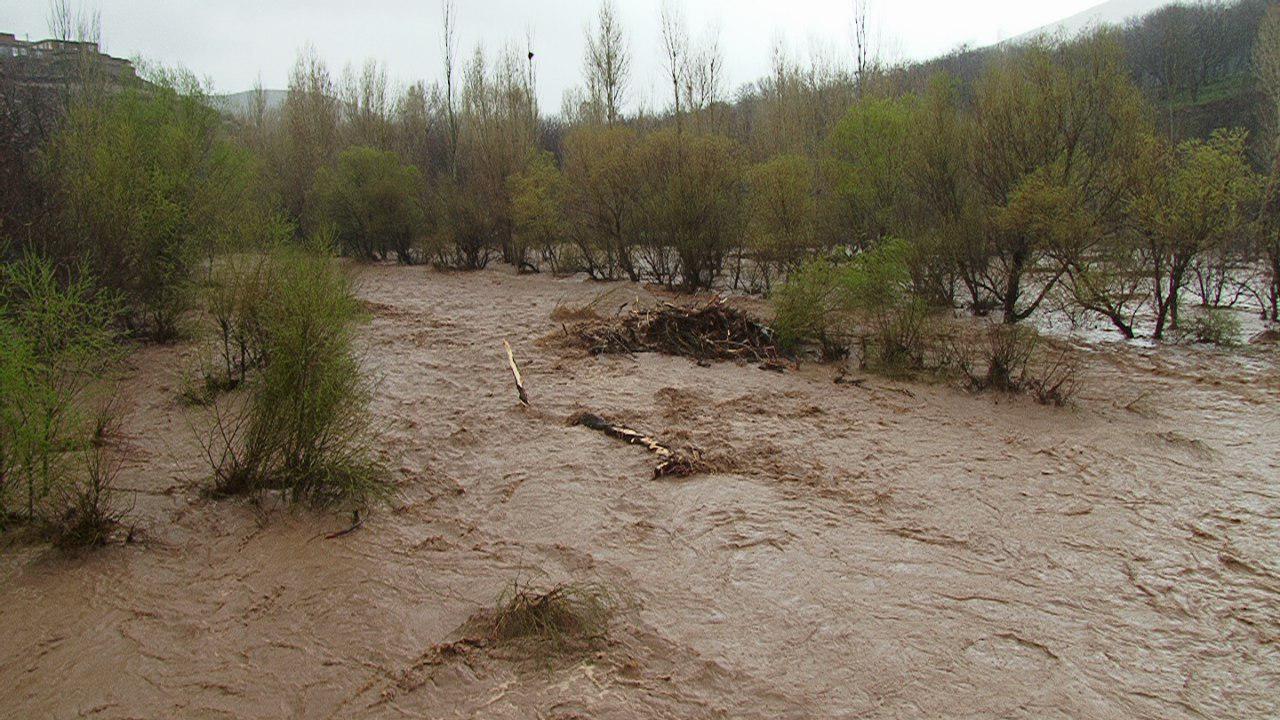 آخرین وضعیت محورهای شمال غرب کشور/طغیان رودخانه و ریزش پل در آذربایجان غربی