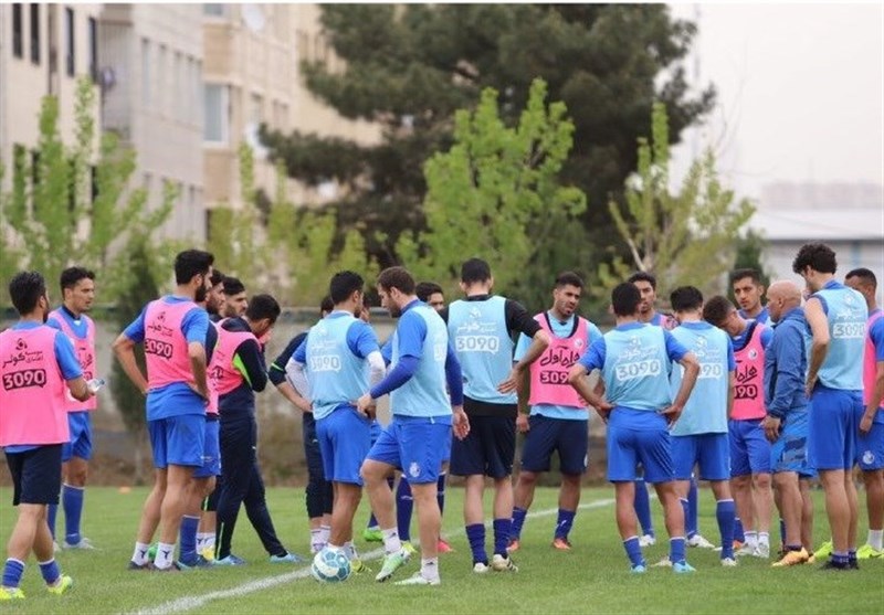 عکس یادگاری منصوریان و بازیکنان با میهمان ویژه و تشویق ابراهیمی