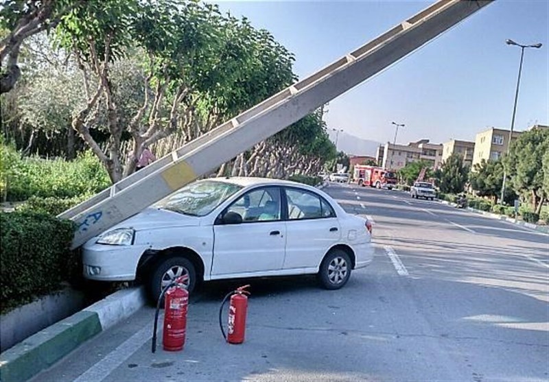 «ریو» تیر چراغ‌ برق در بلوار نبرد را از جا کند